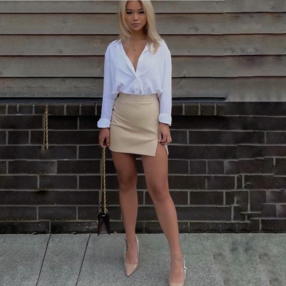 Wilfred Aritzia Patio Mini Skirt Faux Leather in Cream Size 4 - Picture 2 of 15